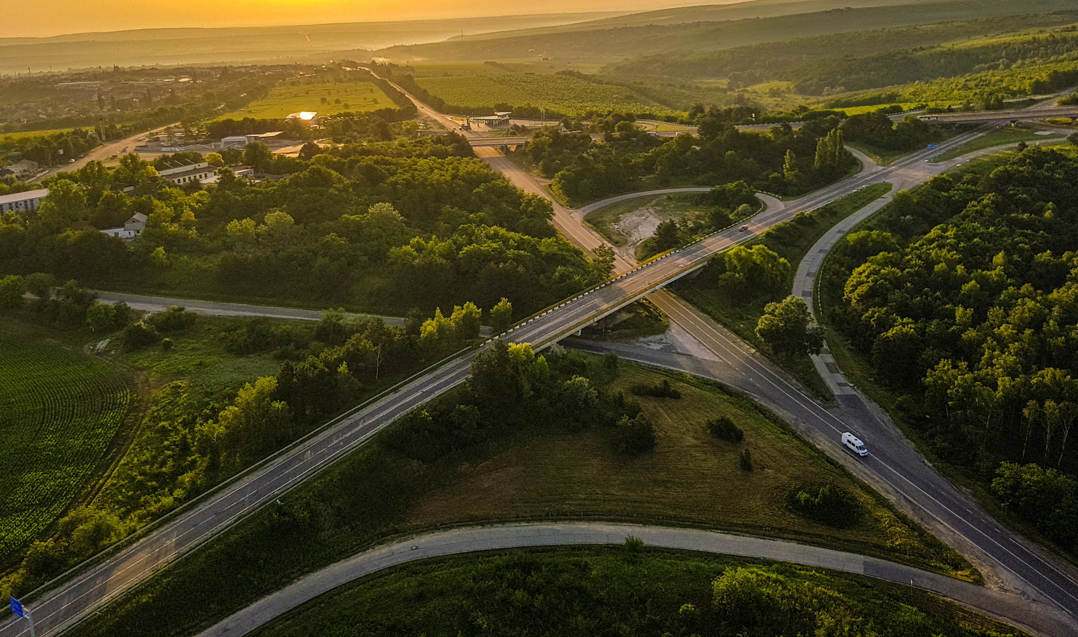 Carretera entre campos al atardecer
