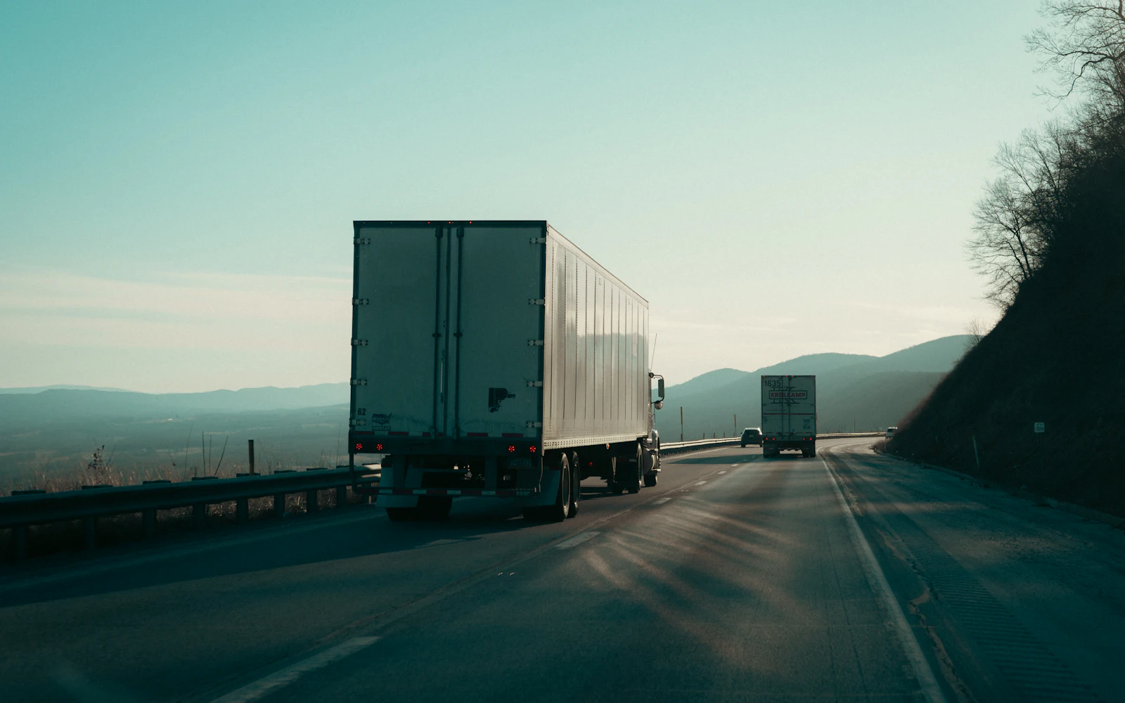 Tractocamión 3M Logistics con doble remolque en carretera