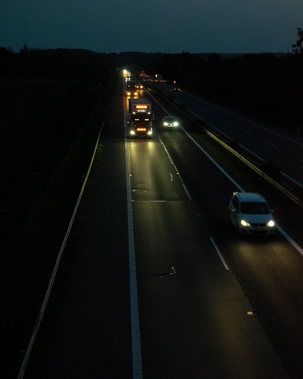 Tractocamión 3M Logistics en carretera al atardecer